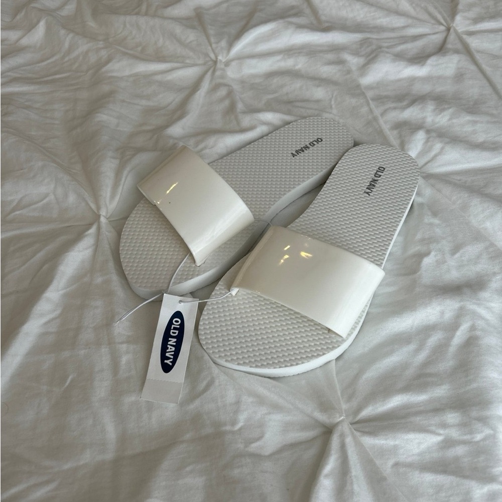Old Navy white flip flop slides